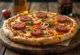 Pizza xúc xích kielbasa Ba Lan với rau tươi