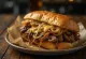 Bánh mì Philly Cheesesteak nhân thịt bò và phô mai tan chảy
