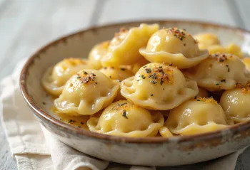 Pelmeni Nga ăn kèm kem chua