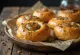 Bánh mì Bialy Ba Lan nướng vàng với nhân hành tây