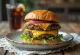 Burger Phô Mai Kép được bày biện