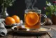 Cider trà đinh hương trong cốc, trang trí với thanh quế và lát cam