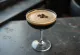 Cocktail Espresso Martini trang trí với ba hạt cà phê