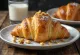 Croissant hạt điều trên đĩa