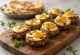 Xiên Patlıcan kebab với cà tím và thịt viên, phục vụ với rau nướng, bánh mì dẹt và lúa mì bulgur