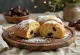 Bánh Stollen chà là hạnh nhân cắt lát được bày biện