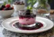 Panna cotta trái cây rừng được phục vụ