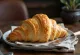 Croissant keto trên đĩa