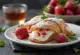 Món tráng miệng Cannoli dâu tây rượu rum được bày biện