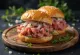 Mettbrötchen, thịt heo sống trên bánh mì tròn với hành tây