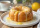 Bánh Kuglof quế chanh được bày ra đĩa