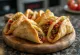 Pide bánh mì dẹt Thổ Nhĩ Kỳ nhân thịt xay, phô mai, nướng giòn, phục vụ với salad