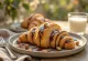 Croissant Nutella được bày biện