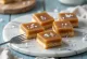 Bánh caramel cắt miếng được bày biện