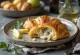 Croissant phô mai xanh được phục vụ