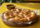 Focaccia thịt xông khói và hành tím được dọn ra