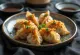 Gyoza xá xíu được phục vụ với sốt BBQ trên đĩa