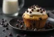 Bánh cupcake sô cô la chip được bày biện