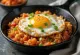 Cơm chiên kimchi đỏ rực với trứng ốp la