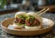 Món bánh bao thịt bò được bày ra đĩa