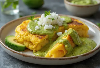 Arepa con Guasacaca với sốt bơ mịn màng