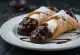 Cannoli nhúng sô cô la được bày biện