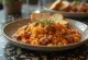 Cơm Goulash phục vụ với mùi tây tươi