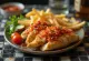 Đĩa gyros cay với thịt nướng, rau củ và sốt ớt