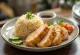 Cơm gà Hải Nam phục vụ với dưa chuột tươi và rau mùi
